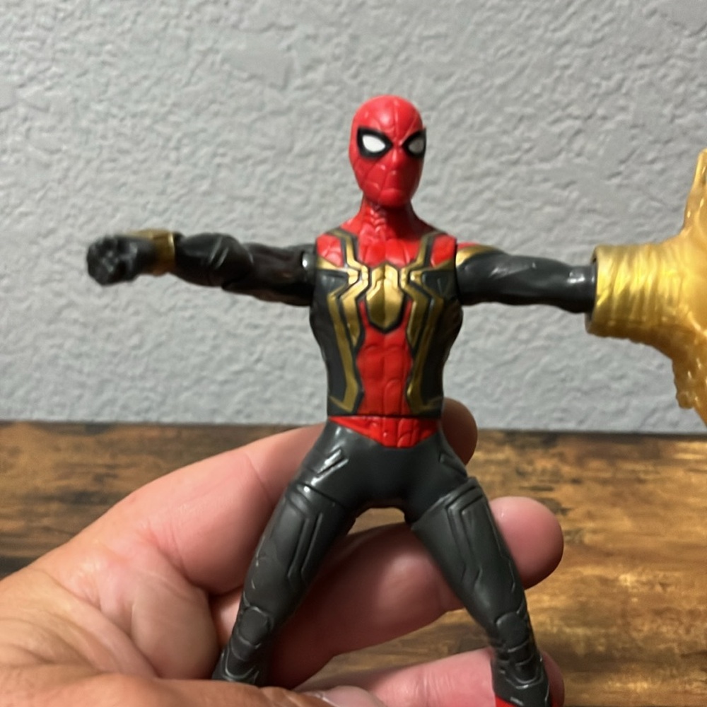 Spider-Man Action Figure with Red and Gold Suit - Picture 8 of 8